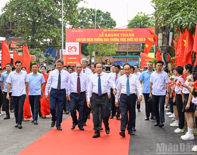 El presidente del Parlamento, Tran Thanh Man, y el ex secretario general del PCV, Nong Duc Manh, asisten a la inauguración de la obra.