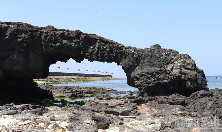 El paisaje natural de la Puerta To Vo, una obra natural única en la isla de Ly Son.