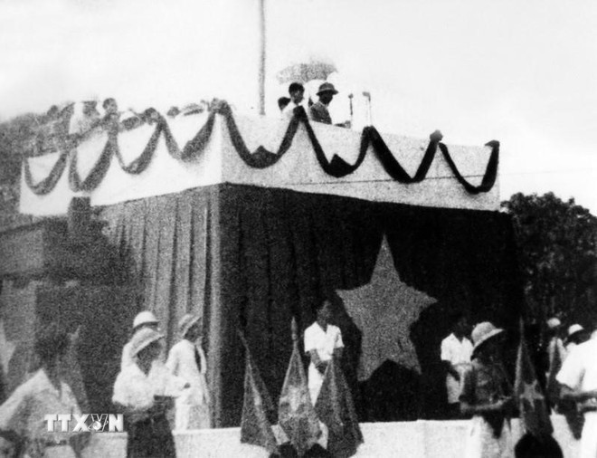 El 2 de septiembre de 1945, en la plaza de Ba Dinh en Hanói, el Presidente Ho Chi Minh leyó solemnemente la Declaración de Independencia, dando nacimiento a la República Democrática de Vietnam. (Foto: VNA)