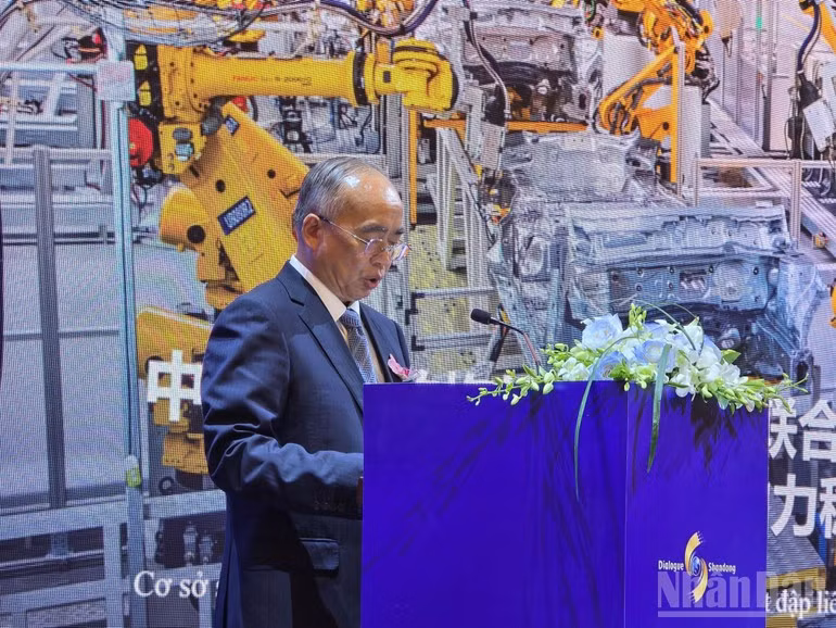 Lin Wu, miembro del Comité Central del Partido Comunista de China, secretario del Comité del PCCh en Shandong y presidente del Comité Permanente de la Asamblea Popular de la provincia, pronuncia su intervención.