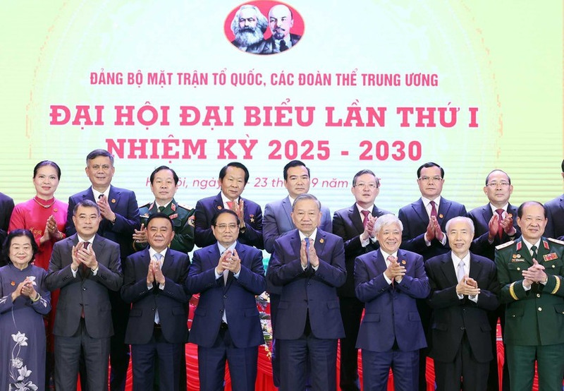 El secretario general del Partido Comunista de Vietnam (PCV), To Lam, y el primer ministro Pham Minh Chinh en el evento. (Foto: VNA)