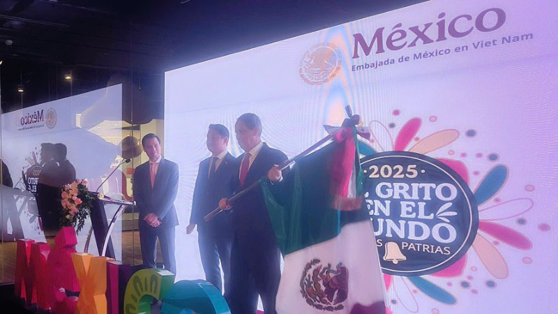 El viceministro de Relaciones Exteriores de Vietnam, Dang Hoang Giang; el embajador de México en Vietnam, Alejandro Negrín; y el el cónsul honorario de México en Ciudad Ho Chi Minh, Vu Anh Minh. 