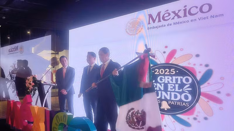 El viceministro de Relaciones Exteriores de Vietnam, Dang Hoang Giang; el embajador de México en Vietnam, Alejandro Negrín; y el el cónsul honorario de México en Ciudad Ho Chi Minh, Vu Anh Minh. 