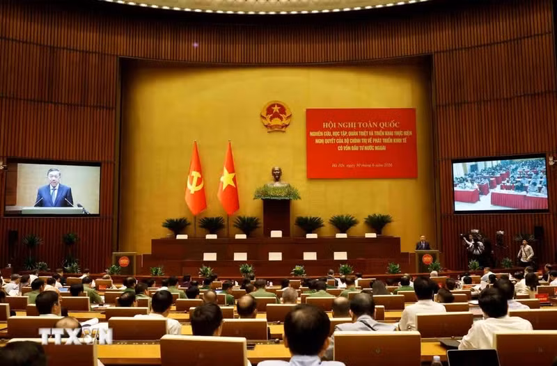 El secretario general del Partido y presidente de Vietnam, To Lam, preside la Conferencia Nacional sobre el desarrollo de la economía con inversión extranjera. (Foto: VNA)