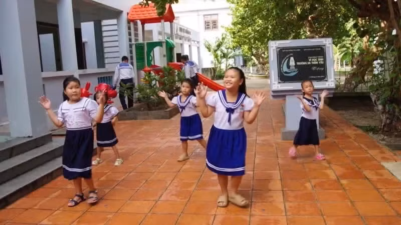 Los niños ensayan para su actuación artística.
