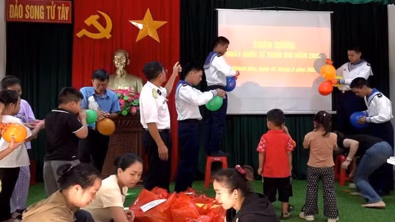 Soldados de la Armada, padres y niños se preparan para el Día Internacional de la Infancia. 