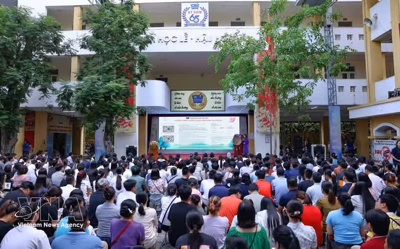 La escuela Tran Nhan Tong celebra una reunión con los estudiantes admitidos al décimo grado para el año escolar 2026-2027. (Foto: VNA)