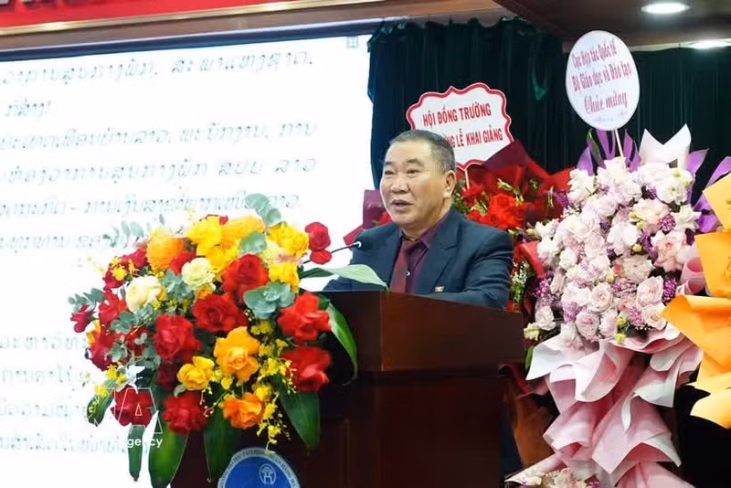 Bui Xuan Bien, presidente del Consejo Universitario de la FBU, pronuncia un discurso en la ceremonia. (Foto: VNA)