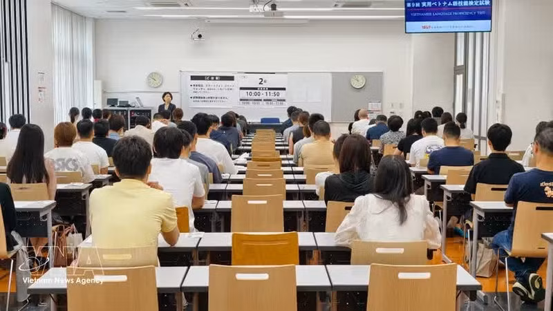 Los candidatos escuchan el reglamento del examen. (Foto: VNA)