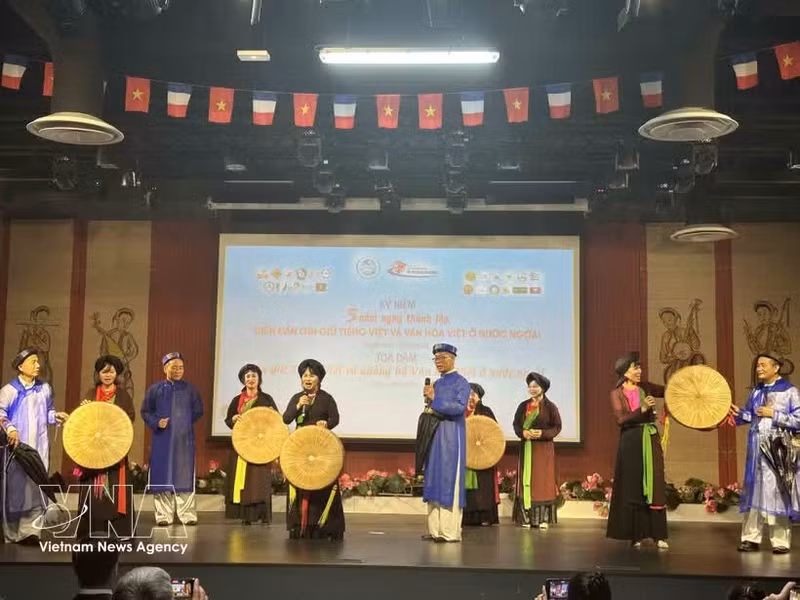 Los profesores consideran que el canto folclórico Quan Ho es uno de los métodos más eficaces para enseñar vietnamita a estudiantes extranjeros. (Foto: VNA)