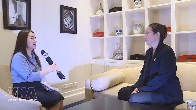 Caroline Vik, directora de Políticas de la DFC durante la entrevista concedida a la Agencia vietnamita de Noticias. (Foto: VNA)