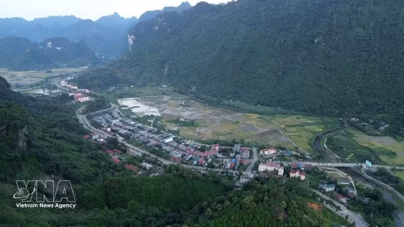 Vista del centro de la comuna montañosa de Lam Binh. Foto: VNA