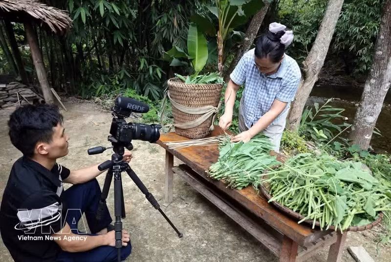 La popular youtuber Ly Thi Ca, de la etnia Dao y residente de la aldea de Khau Cau, graba contenidos para presentar productos locales. (Foto: VNA)