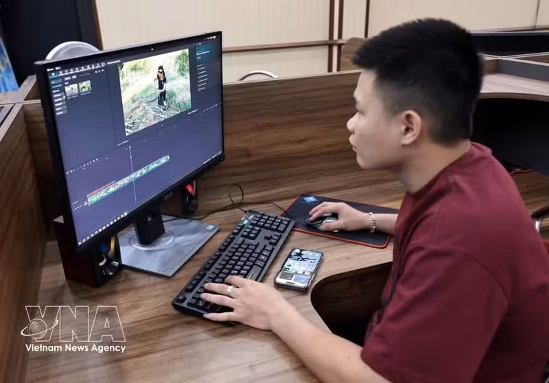 Numerosos hogares de la aldea invierten en equipos para producir videos promocionales de productos locales destinados a plataformas digitales. (Foto: VNA)