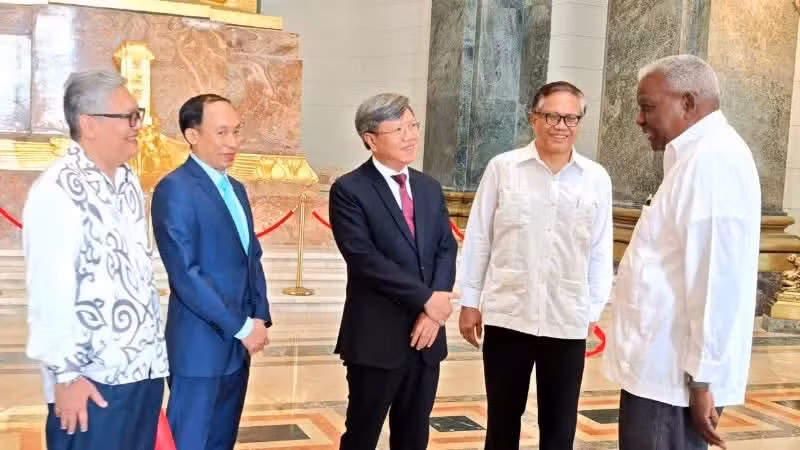 El presidente de la Asamblea Nacional del Poder Popular y del Consejo de Estado de Cuba, Esteban Lazo Hernández, conversa con embajadores y jefes de misiones diplomáticas de países de Asia y Oceanía acreditados en la isla antes del encuentro. (Foto: Embajada de Vietnam en Cuba)