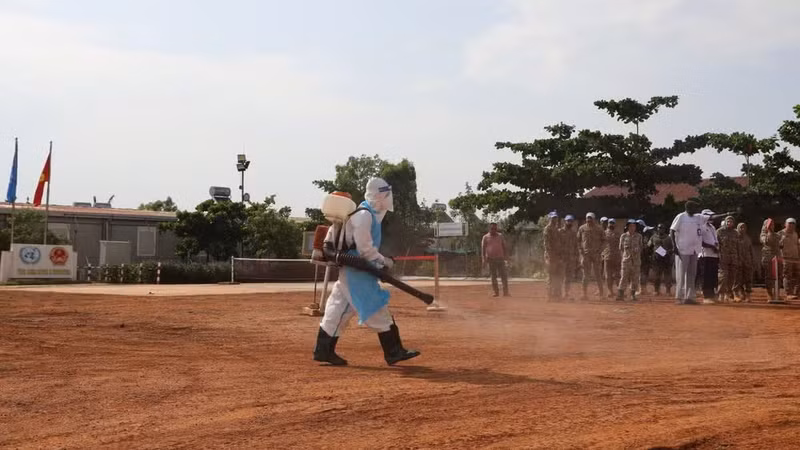Personal médico del hospital de campaña de segundo nivel número 7 de Vietnam en la Unmiss realiza labores de desinfección de las rutas de desplazamiento y de las áreas relacionadas con un caso sospechoso de ébola durante un ejercicio de simulación. (Foto: Tien Phuc)