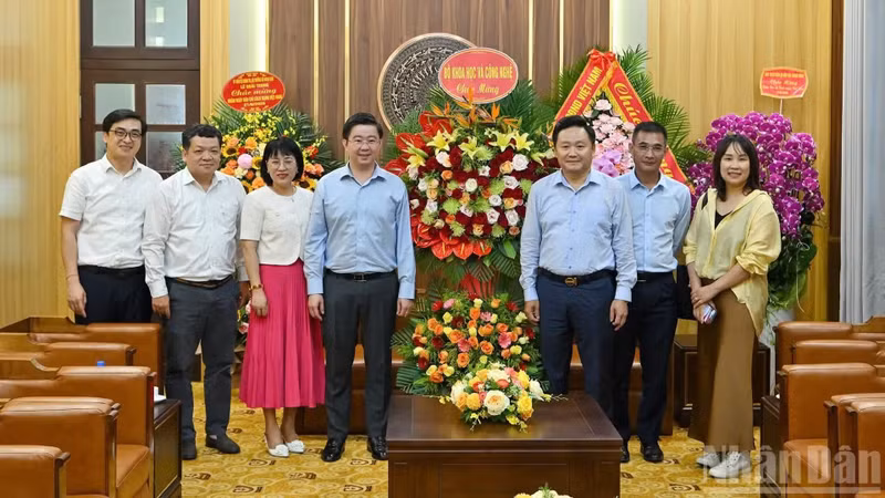 Phan Van Hung recibe a la delegación del Ministerio de Ciencia y Tecnología, encabezada por Bui Hoang Phuong, miembro suplente del CC del PCV y viceministro de Ciencia y Tecnología.