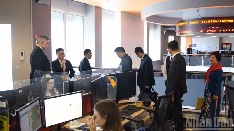 La delegación del periódico Nhan Dan visita la sede de Rossiya Segodnya. (Foto: Thanh The)