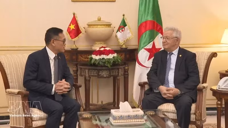 El presidente del Consejo de la Nación (Senado) de Argelia, Azzouz Nasri, y el embajador de Vietnam en Argelia, Tran Quoc Khanh (Foto: VNA)