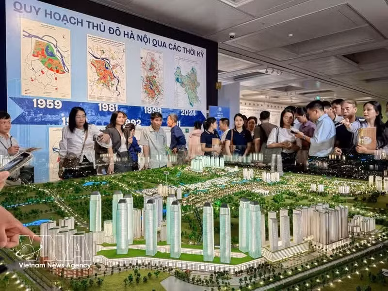 Habitantes de Hanói consultan el plan de desarrollo urbano de la capital con visión de 100 años. (Foto: VNA)