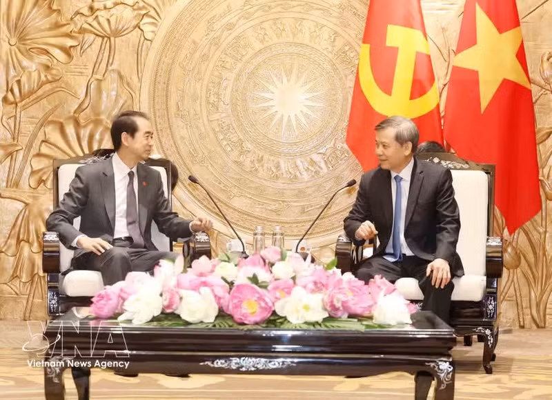 El miembro del Buró Político, secretario del Comité Central del Partido Comunista de Vietnam (PCV) y jefe de su Comisión de Asuntos Internos, Le Minh Tri, recibe al embajador de China en el país, He Wei. (Foto: VNA)