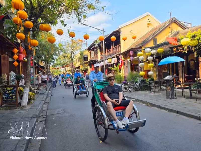 Turistas extranjeros en Hoi An. (Foto: VNA)