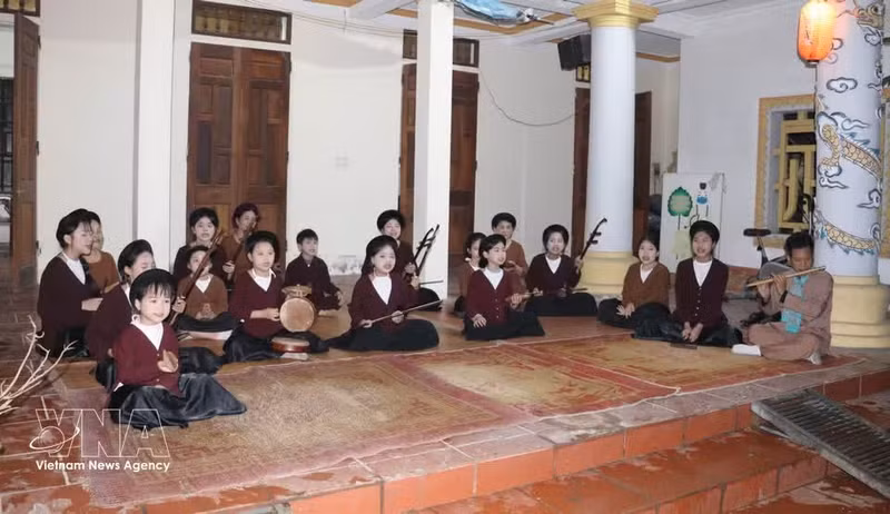 Los clubes de canto Xam en la comuna de Yen Tu constituyen un espacio donde las melodías tradicionales se preservan, practican y transmiten de manera sistemática a las nuevas generaciones. (Foto: VNA)