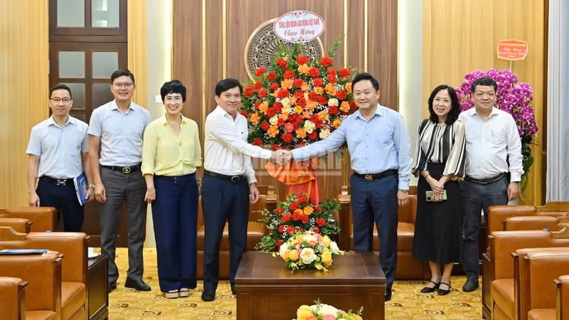 Phan Van Hung recibe a la delegación de la Confederación General del Trabajo de Vietnam, encabezada por Nguyen Xuan Hung, vicepresidente de la organización. Las partes coincidieron en continuar fortaleciendo la cooperación en materia de comunicación y asesoramiento de políticas relacionadas con la vivienda para los trabajadores y la mejora de sus condiciones de vida.