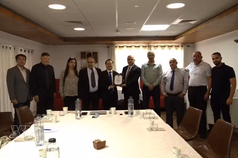 El embajador de Vietnam en Israel, Nguyen Ky Son, y delegados. (Foto: VNA)