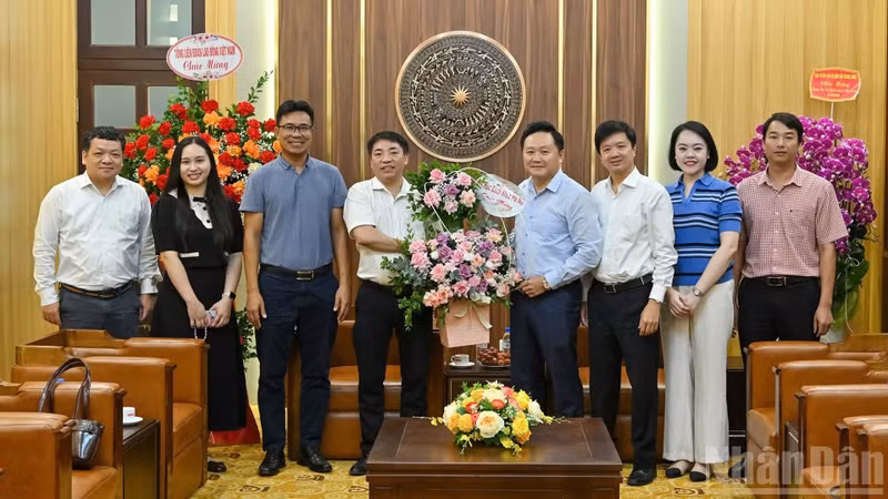 Phan Van Hung recibe a la delegación de la Universidad Politécnica de Hanói, encabezada por el profesor asociado Tran Ngoc Khiem, subdirector de la institución.