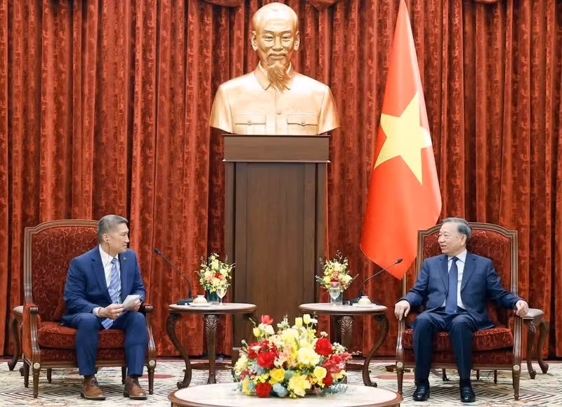 El secretario general del Partido Comunista de Vietnam y presidente de la República, To Lam, (derecha) recibe al secretario interino de la Marina de Estados Unidos, Hung Cao. (Foto: VNA)