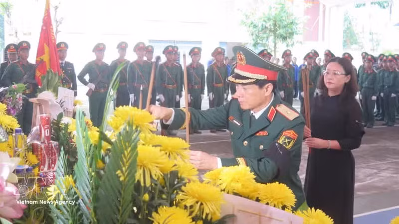 Delegados ofrecen inciensos para conmemorar a los heroicos mártires. (Foto: VNA)