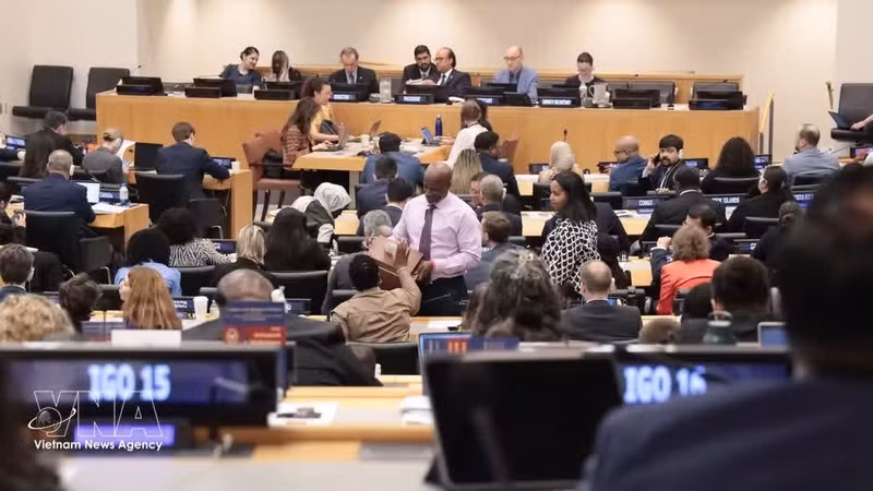 Se realiza una votación secreta para elegir a los jueces. (Foto: VNA)