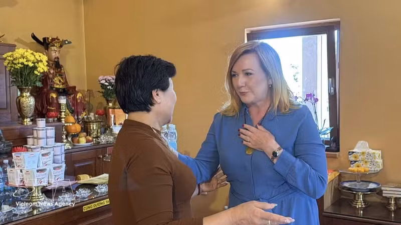 Alena Schillerová visita el templo vietnamita ubicado dentro del centro comercial Vinamo. (Foto: VNA)