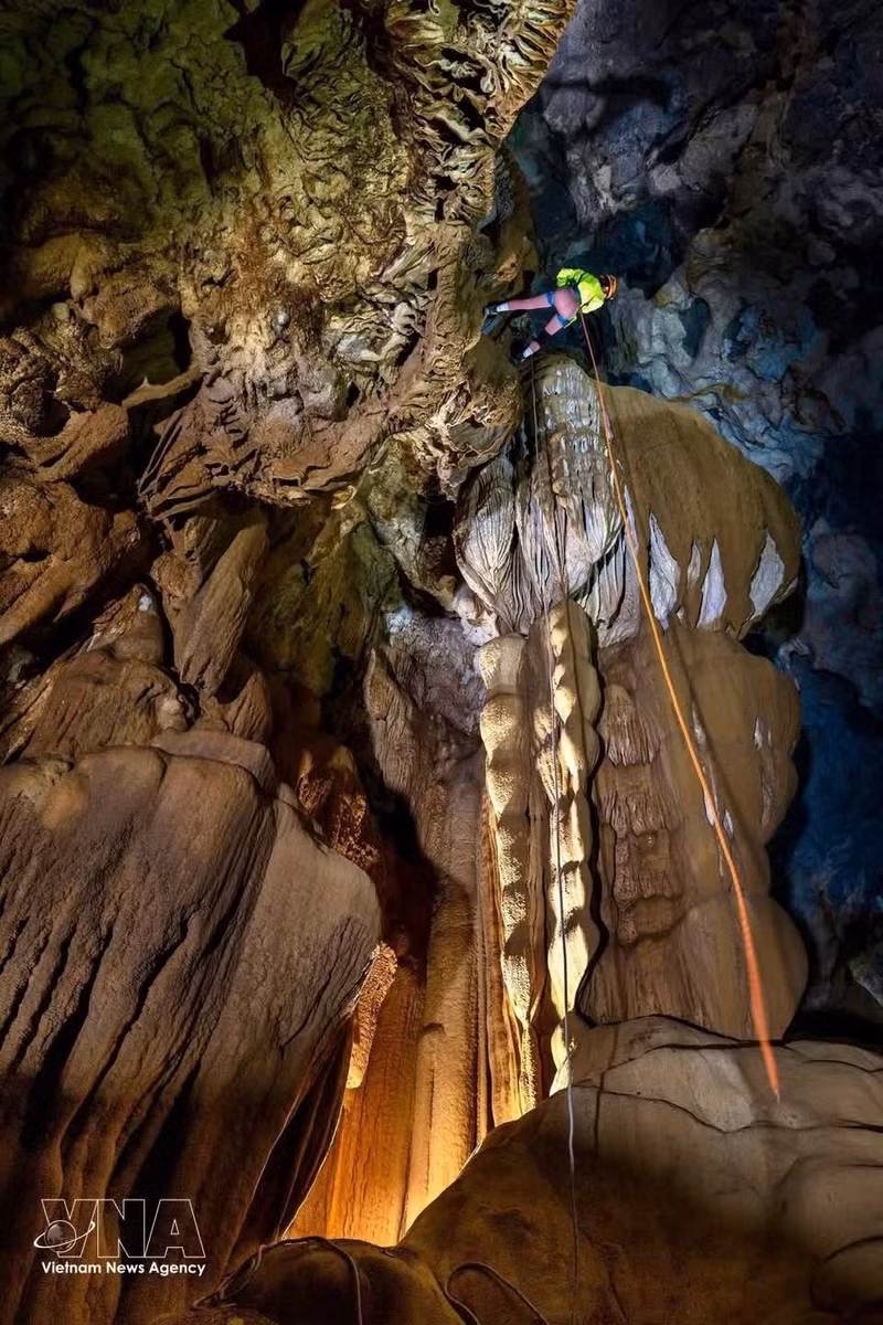 Un equipo de exploración desciende en rápel a la cueva Thang. (Foto: VNA)