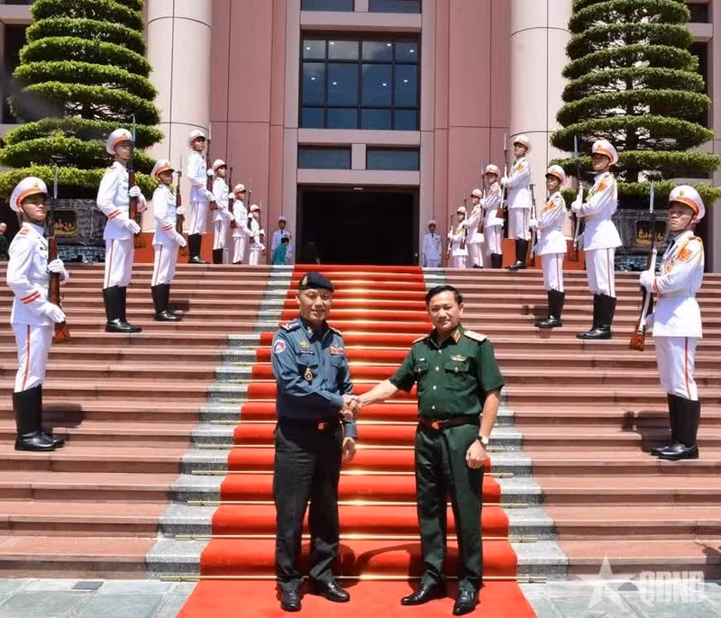 El teniente general Le Van Huong, subjefe del Estado Mayor General del Ejército Popular de Vietnam, y el general Sao Sokha, comandante de la Gendarmería y subcomandante en jefe de las Fuerzas Armadas Reales de Camboya. (Foto: qdnd.vn)
