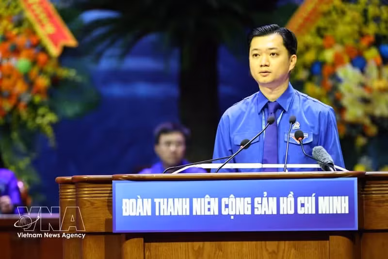 Nguyen Minh Triet, miembro suplente del Comité Central del Partido, secretario permanente del Comité Central de la UJCHCM y presidente de la Asociación de Estudiantes de Vietnam, presenta un resumen del Informe Político en la cita. (Foto: VNA)