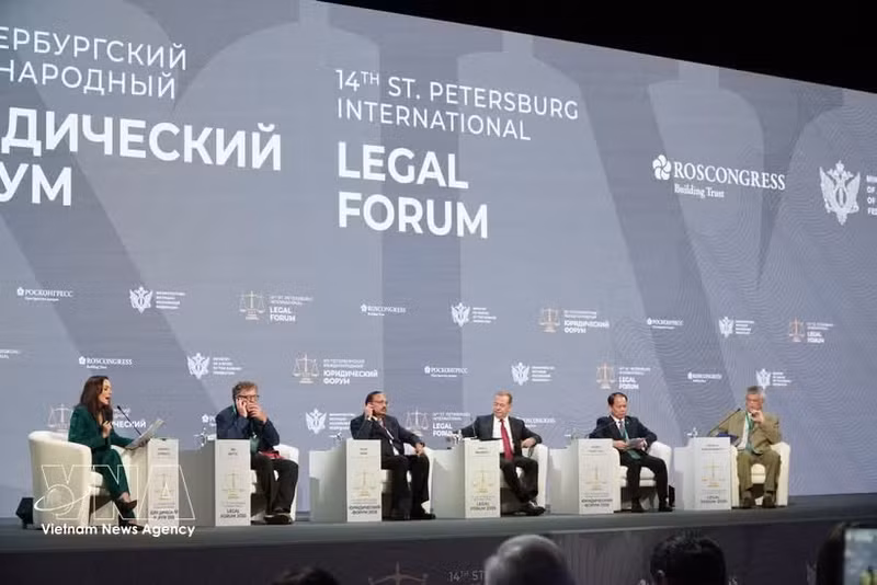 Oradores principales en la sesión plenaria del XIV Foro Jurídico Internacional de San Petersburgo. (Foto: VNA)