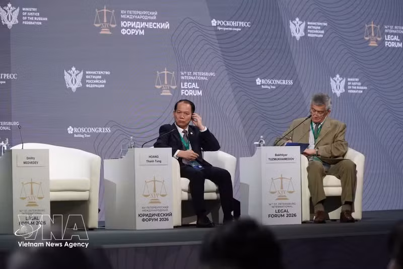 El ministro de Justicia de Vietnam, Hoang Thanh Tung (izquierda), en la sesión plenaria del XIV Foro Jurídico Internacional de San Petersburgo. (Foto: VNA)