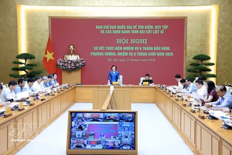 La viceprimera ministra Pham Thi Thanh Tra lidera el balance semestral de la campaña nacional de 500 días para la búsqueda y recuperación de los soldados caídos. (Foto: VNA)