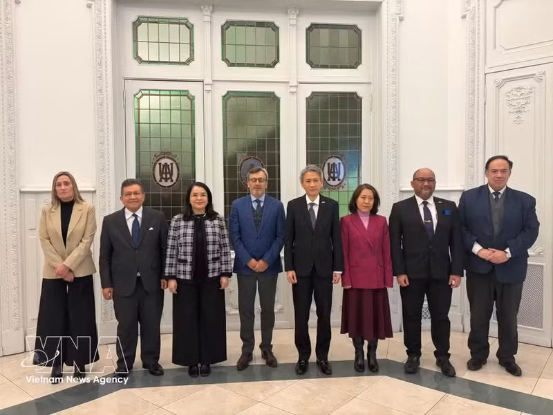 La embajadora vietnamita en Argentina, Ngo Minh Nguyet, junto con otros embajadores de la Asean, se reúnen con representantes de la UIA en Buenos Aires. (Foto: VNA)