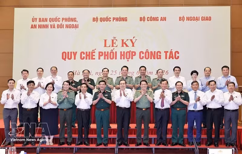 El presidente de la Asamblea Nacional de Vietnam presencia firma de acuerdos estratégicos (Foto: VNA)