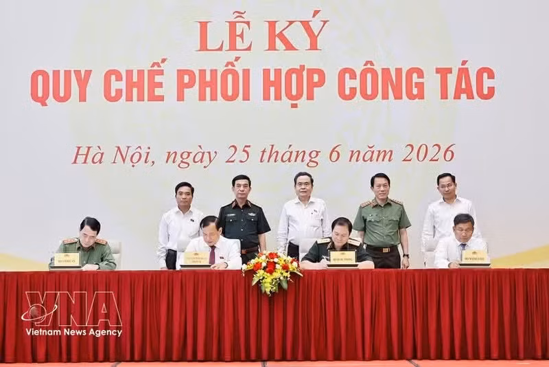 Presidente de la Asamblea Nacional de Vietnam presencia firma de acuerdos estratégicos. (Foto: VNA)