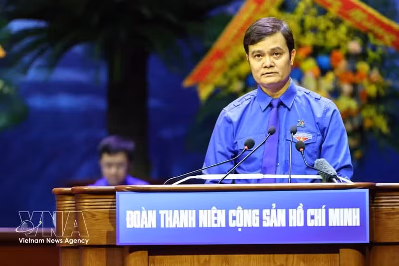 El miembro del Comité Central del Partido Comunista de Vietnam y primer secretario del Comité Central de la UJCHCM, Bui Quang Huy, interviene en la cita. (Foto: VNA)