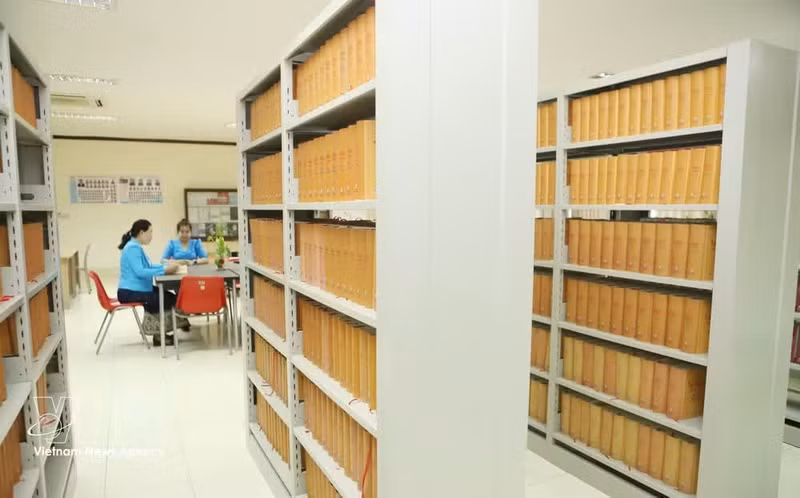 Las obras completas de Ho Chi Minh se exhiben en la biblioteca de la Academia Nacional de Política y Administración de Laos en Vientián. (Foto: VNA)