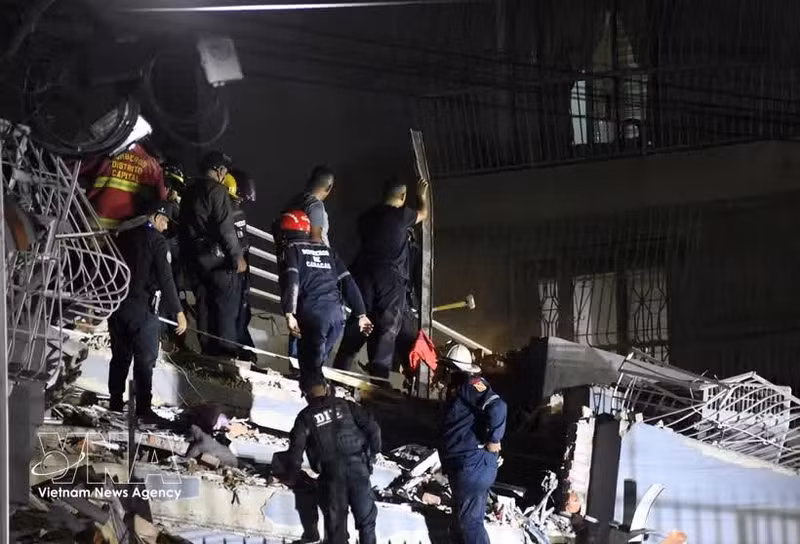 Un edificio en derrumbe en Caracas, Venezuela, tras los fuertes terremotos consecutivos el 24 de junio. (Foto: Xinhua/VNA)