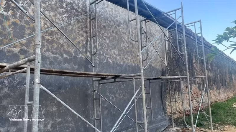 El tramo de muralla en el que se están realizando trabajos de pintura y acabado final mantiene características coherentes con el resto de los segmentos del conjunto. (Foto: VNA)
