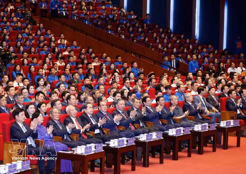 El secretario general del Partido Comunista y presidente de Vietnam, To Lam, y los delegados en la sesión plenaria del XIII Congreso Nacional de la Unión de Jóvenes Comunistas Ho Chi Minh. (Foto: VNA)