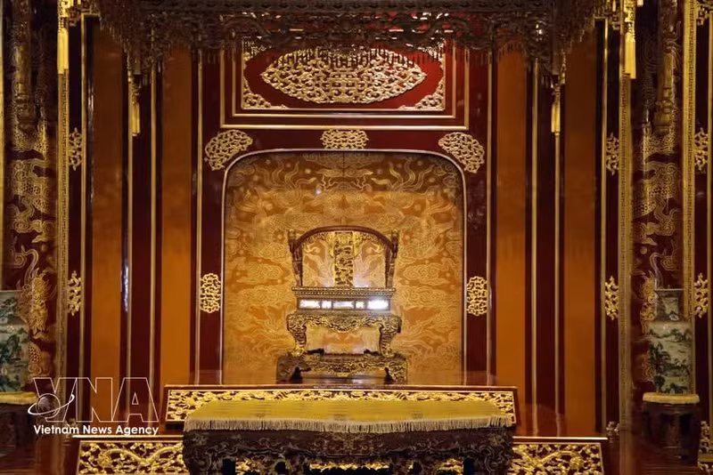 El trono real de la dinastía Nguyen, Tesoro Nacional de Vietnam, ocupa nuevamente el lugar central del Palacio Thai Hoa tras su restauración. (Foto: VNA)