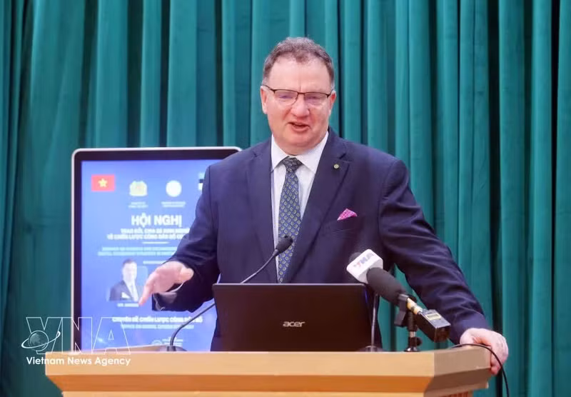 Hannes Astok, director ejecutivo y presidente de la Junta de Gobierno de la Academia de Gobernanza Electrónica de Estonia, habla en la cita. (Foto: VNA)